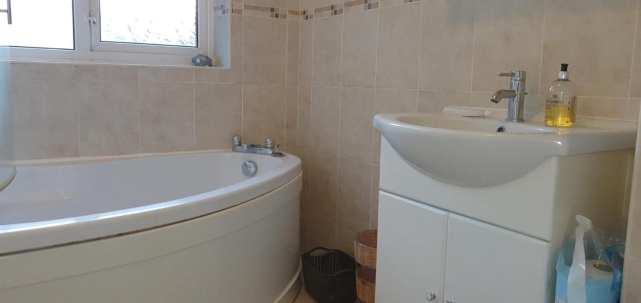 2 Bed Semi-Detached House Villa Poole Esterno foto